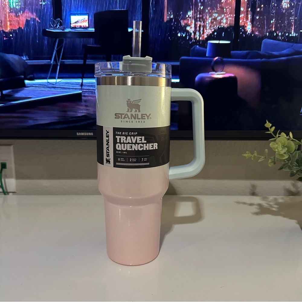 Spearmint Parfait Ombre Stanley 40oz Quencher